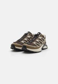 Salomon Sportstyle XT PATHWAY 2 UNISEX - Športni copati - earth brown/coyote brown/almond milk