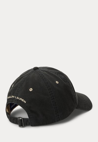 Μαύρο καπέλο baseball Ralph Lauren με ρυθμιζόμενο λουράκι και κεντημένο λογότυπο στο πίσω μέρος, εμφανιζόμενο από γωνία πίσω πλευράς.