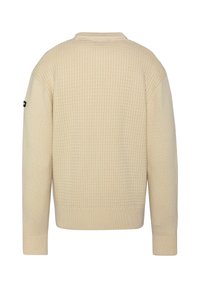 Beżowy sweter dzianinowy z teksturowanym wzorem w kratę, okrągły dekolt i długie rękawy. Posiada ściągacze przy mankietach i u dołu, a także detal z logo na rękawie.