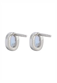 Boucles d'oreilles en argent en forme d'ovale avec une pierre précieuse facettée bleu clair. Finition polie et attache courte pour un port sécurisé.