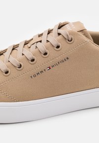 Tommy Hilfiger Tossud - beige