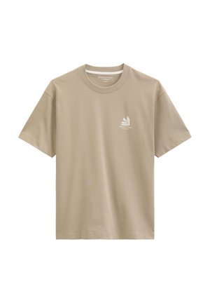 Beige Marc O'Polo T-shirt met korte mouwen, ronde hals en een klein wit logo op de linkerborst met een gestileerd bladmotief.