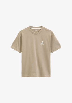 Beige Marc O'Polo T-shirt met korte mouwen, ronde hals en een klein wit logo op de linkerborst met een gestileerd bladmotief.
