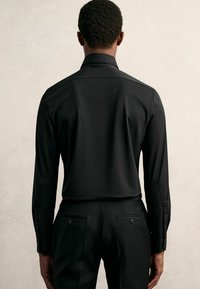 Reiss REGULAR FIT VOYAGER LONG-SLEEVE TRAVEL - Svečana košulja - black
