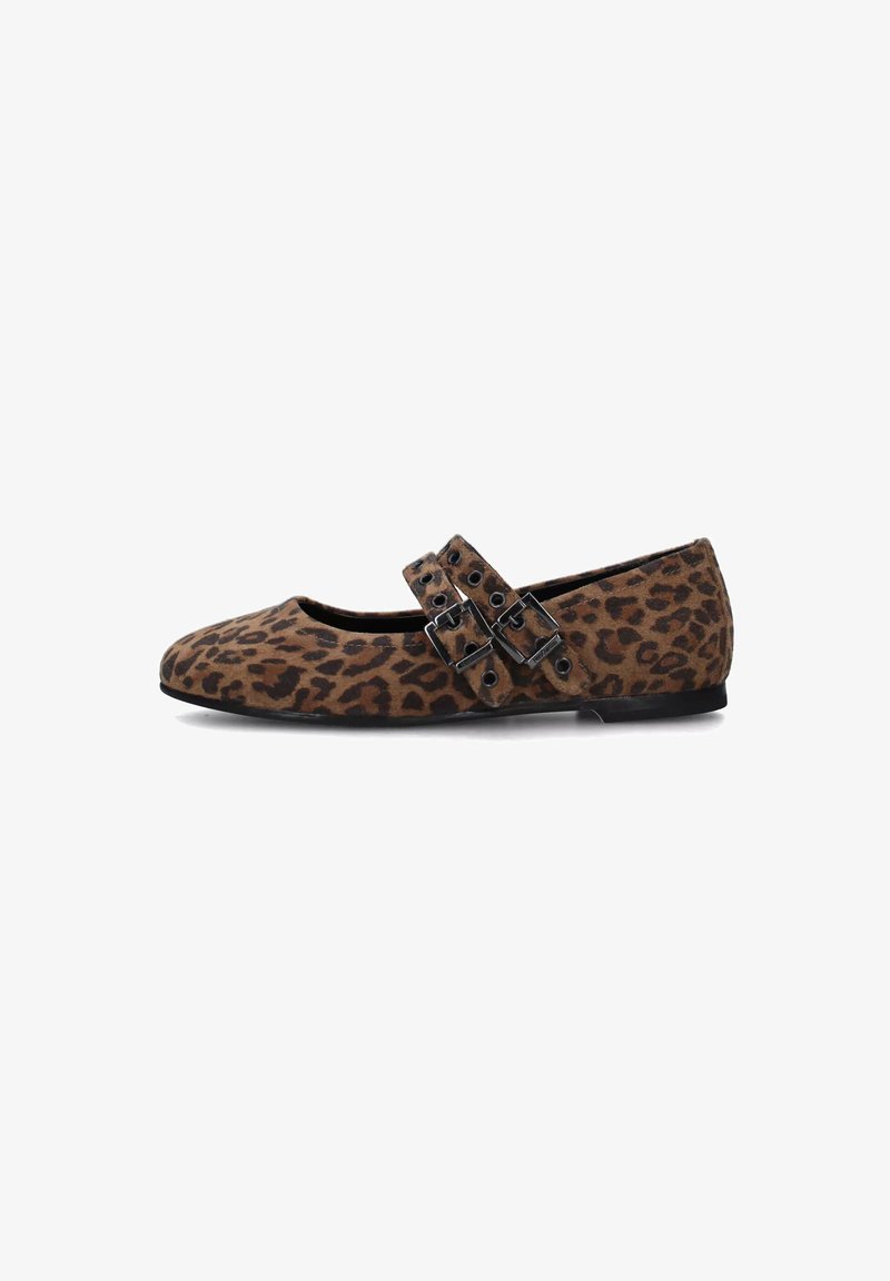 Chaussure plate en imprimé léopard avec un bout rond, en tissu doux, dotée de deux sangles à boucle sur le dessus avec des accents en métal noir.