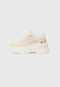Sneaker leggera con un design in materiali misti che presenta tonalità beige e bianco sporco, una tomaia testurizzata e dettagli dorati sul tallone.