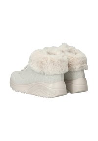Zapatillas de deporte con estampado de leopardo blanco y un suave cuello de piel sintética. Suela de goma texturizada y gruesa con diseño de cordones. Punta redondeada y tobillo acolchado.
