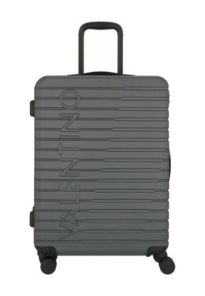 Maleta rígida de color gris oscuro con textura de líneas horizontales, logotipo en relieve "VALENTINO", asa extensible y cuatro ruedas para facilitar el movimiento.