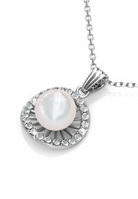 Pendente in argento con una perla bianca rotonda al centro, circondata da un arrangiamento circolare di piccoli strass trasparenti.