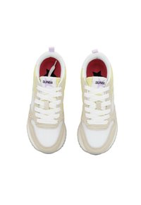 Weiße und beigefarbene Sneakers mit gelben Akzenten, ausgestattet mit strukturiertem Obermaterial, flachen Schnürsenkeln und rotem Innenfutter. Markenschriftzug "SUN68" auf der Zunge.