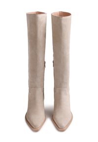 Bottes hautes jusqu'au genou en daim beige, à bouts pointus et fermetures éclair latérales, présentées verticalement et de face sur un fond blanc.