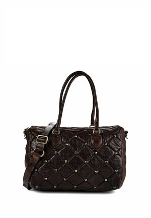 Bolso de mano de piel marrón oscuro con patrón acolchado de diamantes y pequeñas tachuelas metálicas, con doble asa y correa de hombro desmontable.