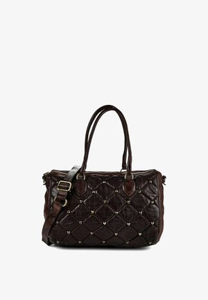 Bolso de mano de piel marrón oscuro con patrón acolchado de diamantes y pequeñas tachuelas metálicas, con doble asa y correa de hombro desmontable.