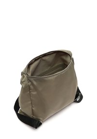 Khaki-nailonilaukku, jossa on ylhäältä suljettava vetoketju, sisätasku ja musta säädettävä hihna. Sileä pinta, jossa on pehmeä, muotoiltu rakenne.