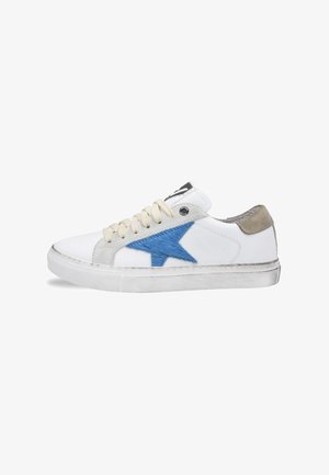 Witte leren sneakers met een blauwe geborduurde ster, beige accenten en crèmekleurige veters. Textured rubberen zool met lichte slijtage.