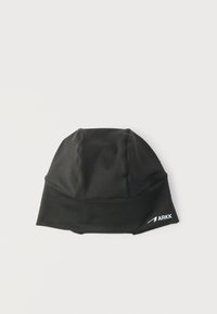 Μαύρος απαλός υφασμάτινος σκούφος με την επωνυμία ARKK και ραμμένα πάνελ, τοποθετημένος επίπεδα σε λευκό φόντο.