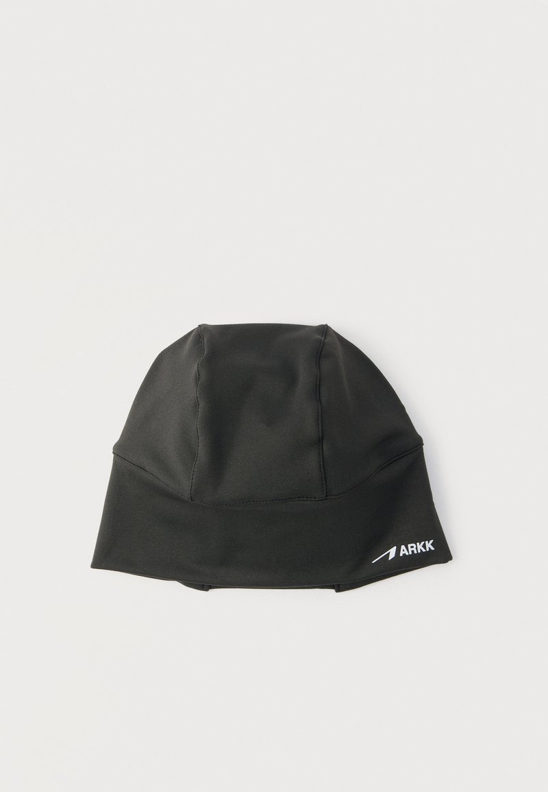 Μαύρος απαλός υφασμάτινος σκούφος με την επωνυμία ARKK και ραμμένα πάνελ, τοποθετημένος επίπεδα σε λευκό φόντο.