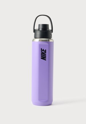 Grande bouteille d'eau violette Nike avec bouchon noir et poignée de transport sur un fond clair uni.