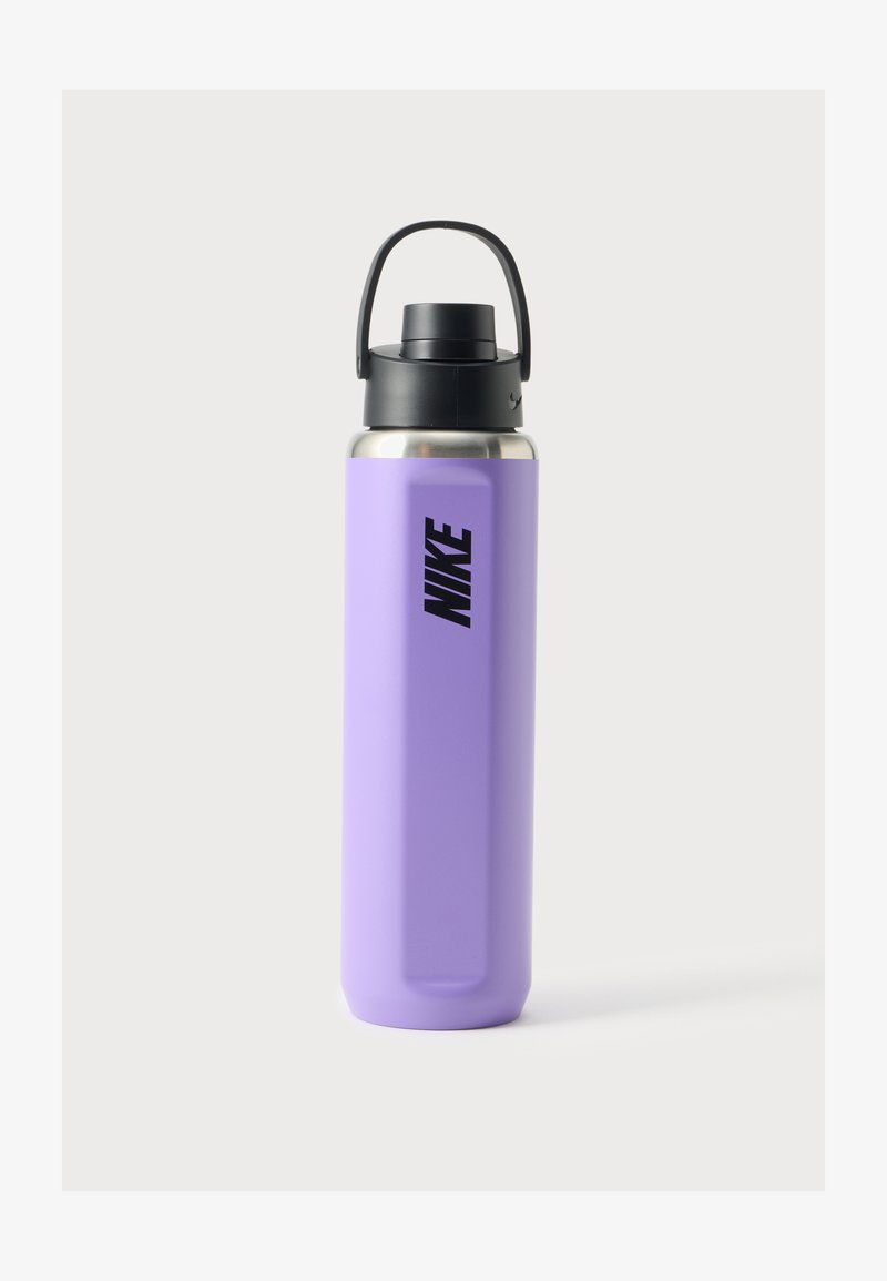 Ψηλό μωβ παγούρι Nike με μαύρο καπάκι και λαβή μεταφοράς σε απλό ανοιχτό φόντο.