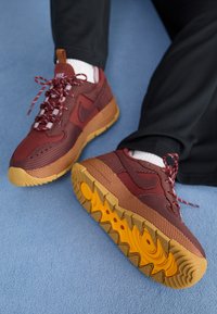 Nike Sportswear AIR FORCE WILD Sneakers basse dark pony