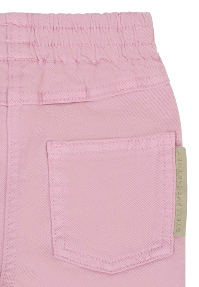 Pantaloni in cotone rosa chiaro con elastico in vita, dotati di una piccola tasca posteriore e di un'etichetta beige cucita sulla cucitura laterale.