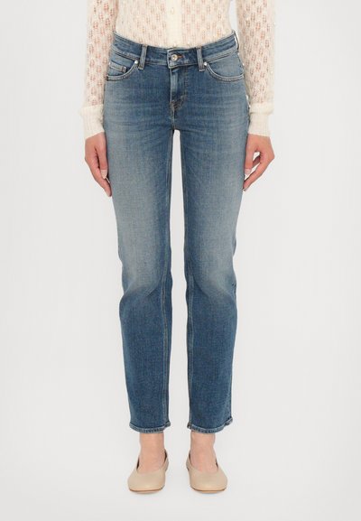 Blå lige ben jeans lavet af denim, med et klassisk fem-lomme design, falmet vask og traditionel knap- og lynlåslukning.