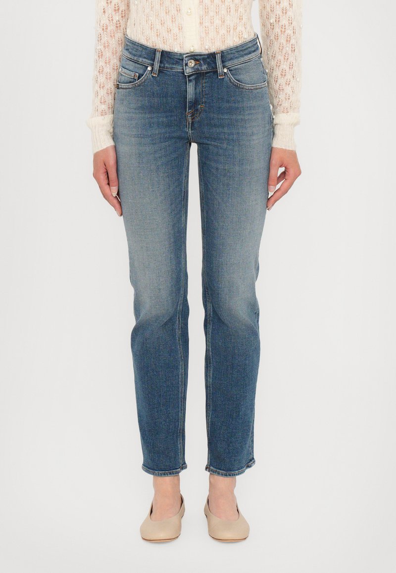 Blaue gerade Jeans aus Denim mit klassischem Fünf-Taschen-Design, ausgewaschenem Look und traditionellem Knopf- und Reißverschluss.