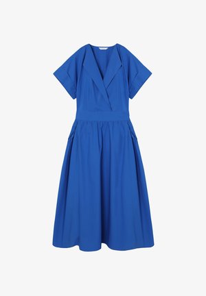 Sinine põlveni ulatuv kleit lühikeste varrukatega, laia krae, vöökoha rõhutamise ja pleegitatud seelikuga.