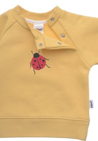 Gelbes Sweatshirt mit einem Marienkäferdesign. Verfügt über einen Druckknopfverschluss am Hals, eine weiche Textur sowie gerippte Bündchen und Saum.