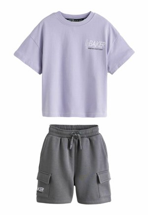 Lila T-shirt met korte mouwen en de tekst "BAKER NINETEEN EIGHTY EIGHT", gecombineerd met donkergrijze cargoshorts met trekkoord in de taille en zakken.