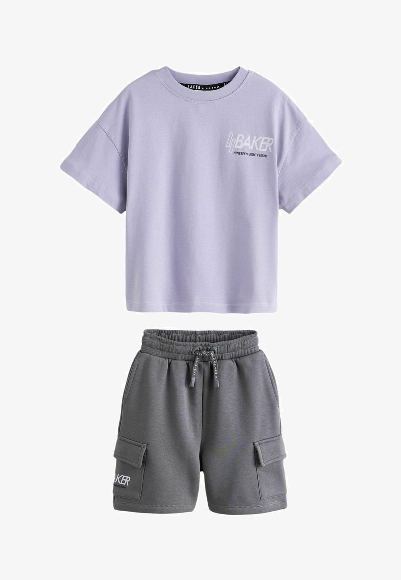 T-shirt lilas à manches courtes avec le texte "BAKER NINETEEN EIGHTY EIGHT" associé à un short cargo gris foncé avec taille à cordon de serrage et poches.