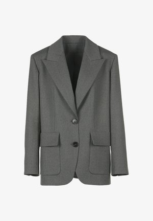 Grauer maßgeschneiderter Blazer mit breiten Revers, zwei frontal aufgesetzten Taschen, zwei schwarzen Knöpfen und langen Ärmeln.