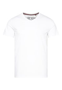 Camiseta de algodón blanca con mangas cortas y escote en V. El escote presenta sutiles acentos a rayas. Etiquetas visibles en el interior del cuello.