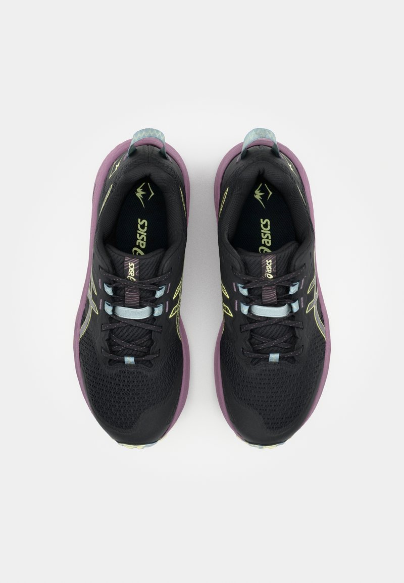 Scarpe sportive nere con tomaia in mesh, suola viola e dettagli verdi. Presentano un design con lacci e un colletto imbottito per un comfort aggiuntivo.