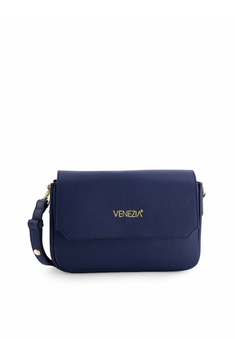 Mørkeblå læder crossbody taske med en struktureret finish, magnetisk klaplukning og guld logo. Har en justerbar rem og et elegant design.