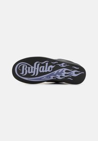 Sola de sapatilha preta com a palavra "Buffalo" em script roxo estilizado, acompanhada de gráficos de chamas; borracha texturizada para aderência.