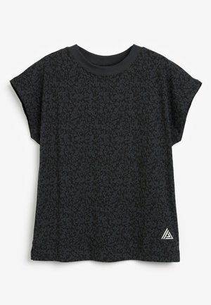 T-shirt noir à manches courtes avec motif floral foncé et petit logo triangulaire blanc près de l'ourlet sur le côté avant droit.