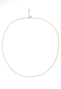 Collar de oro rosa con una cadena suave y delgada. Presenta un cierre circular con un pequeño acento decorativo y una textura suave.