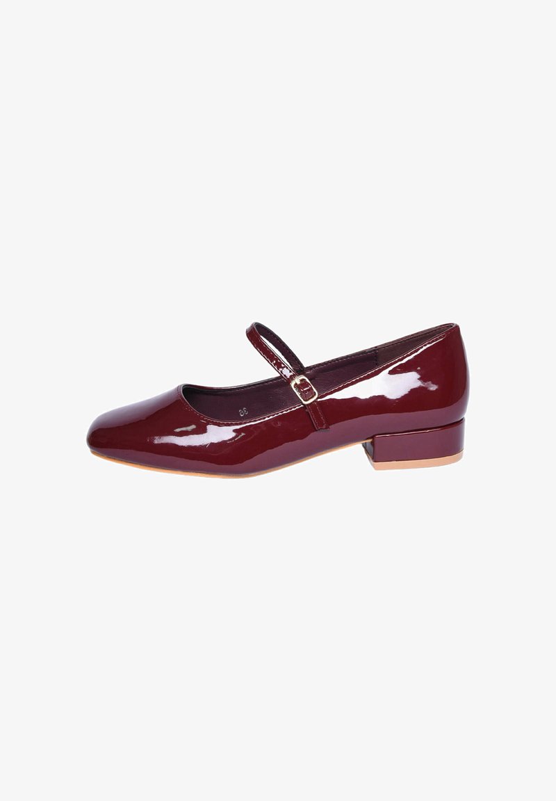 Scarpa Mary Jane in vernice bordeaux con punta quadra, tacco basso e cinturino regolabile con fibbia dorata. Superficie liscia e lucida.