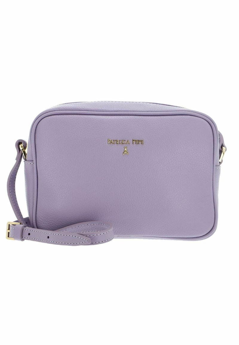 Lilla læder crossbody taske med en glat tekstur, rektangulær form, guld logo detaljer og justerbar rem.