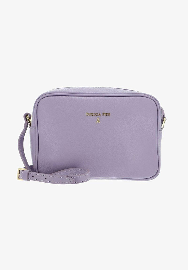 Borsa a tracolla in pelle lilla con una texture liscia, forma rettangolare, dettaglio del logo dorato e tracolla regolabile.