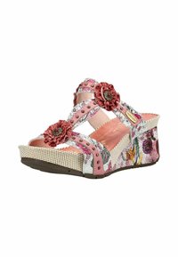 Sandale compensée avec brides florales roses, fleurs décoratives en tissu rouge, clous en laiton et talon compensé multicolore à motifs floraux.