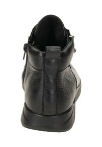 Bottine en cuir noir avec finition texturée, fermeture éclair à l'arrière et bout arrondi. La semelle en caoutchouc offre stabilité et adhérence.
