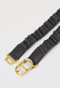 Ceinture en cuir noir avec un design plissé, dotée d'une boucle métallique dorée et d'accents en métal rectangulaires aux extrémités. Texture lisse sur toute la longueur.