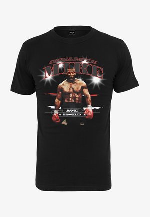 T-shirt in cotone nero con una grafica di un pugile, con testo rosso e bianco che scrive "DYNAMITE MIKE" e "NYC BROOKLYN". Maniche corte.