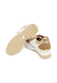 Sneaker bianche e beige con tomaia in pelle liscia, dettagli in suede, hardware dorato e suole in gomma spessa con battistrada testurizzato.