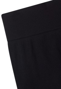 Czarna prążkowana tkanina o gładkiej, elastycznej strukturze. Posiada szeroki pas oraz bezszwowy krój, odpowiedni dla różnych sylwetek.