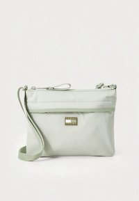 Lys grønn clutchveske med glidelås laget av nylon, med en ton-i-ton stropp, en liten logoemblem og en glatt, matt tekstur.