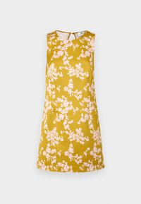 Rochie florală în galben muștar cu flori roz. Design fără mâneci, decolteu rotund și o decupare în formă de cheie la spate. Textură de material neted.