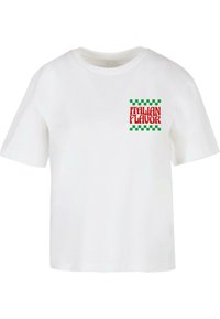 T-shirt en coton blanc avec un motif devant portant "ITALIAN FLAVOR" en rouge, entouré d'accents en motif damier vert et blanc.